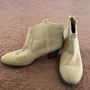 Tan ankle books with small heel